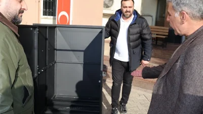 Mardin’in Artuklu ilçesinde yıllardır dar ve merdivenli sokaklarda çöp toplama