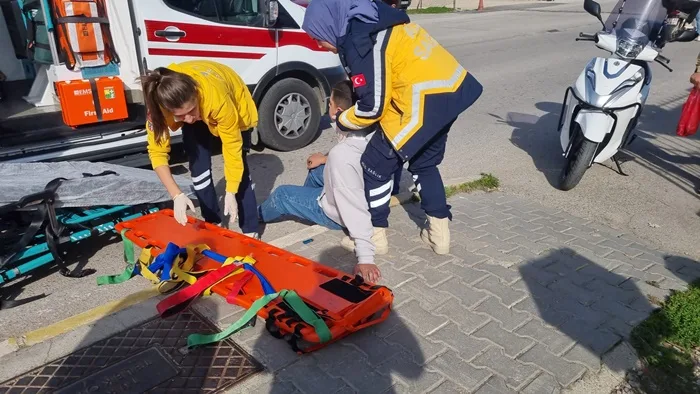 Sinop şehir merkezinde meydana gelen trafik kazasında, motosikletinin kontrolünü kaybeden