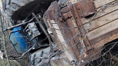 Boyabat ilçesinde köyünden yaylaya hareket eden traktörün dereye yuvarlanması sonucu