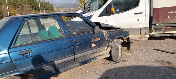 Boyabat'ta meydana gelen trafik kazasında kontrolden çıkan bir otomobil, park