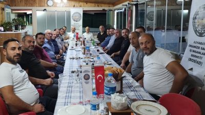 Dernek üyeleri, düzenlenen yemekli programda bir araya gelerek hem istişarelerde