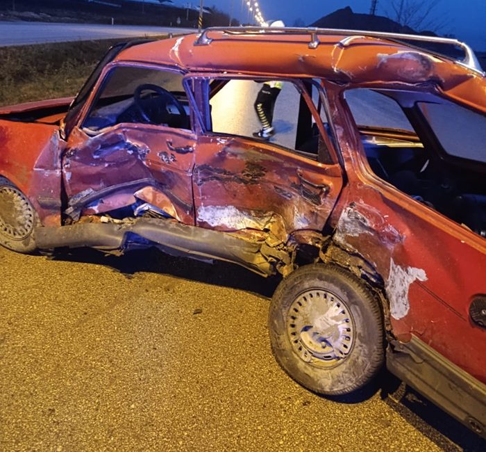 Boyabat Karacaören mevkisinde servis minibüsü ile otomobilin çarpıştığı kazada 1