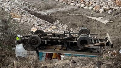 Boyabat-Durağan yolunda Dağdelen Köprüsü mevkiinde minibüs kontrolden çıkarak şarampole devrildi.
