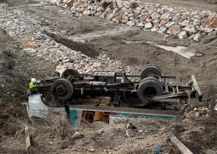 Boyabat-Durağan yolunda Dağdelen Köprüsü mevkiinde minibüs kontrolden çıkarak şarampole devrildi.