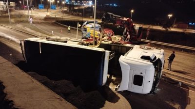 Boyabat’ta kömür yüklü tırın devrilmesi sonucu 2 kişi yaralandı. Kaza