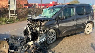 Boyabat’ta sabah saatlerinde meydana gelen trafik kazası, bölgede kısa süreli