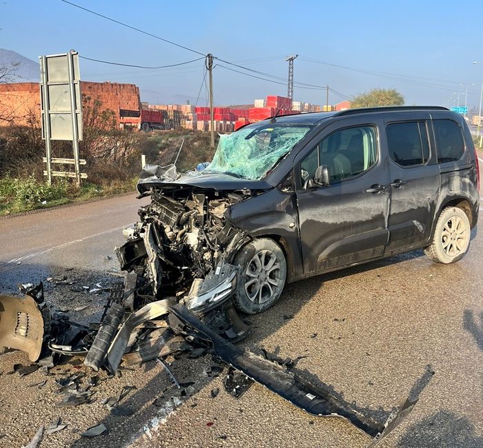 Boyabat’ta sabah saatlerinde meydana gelen trafik kazası, bölgede kısa süreli