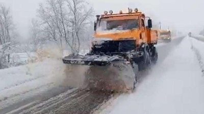 Boyabat Karayolları ekipleri, yoğun kar yağışına rağmen ana arterlerde kar