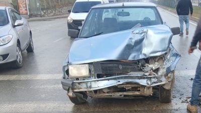 Boyabat–Saraydüzü–Durağan kavşağında trafik ışıklarına rağmen kazalar devam ediyor. Bu sabah