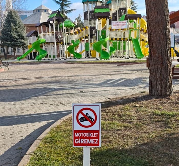 Boyabat Alparslan Türkeş Parkı’nda yeni kurallar uygulanmaya başlandı. Park ve