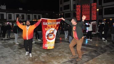 Boyabat'ta, Fenerbahçe ile Galatasaray arasında oynanan derbi maçının ardından kutlama
