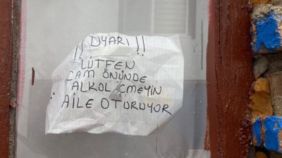 Sinop merkezinde Kütüphane arkasındaki Sinema Caddesi’nde bir vatandaş, evinin penceresine