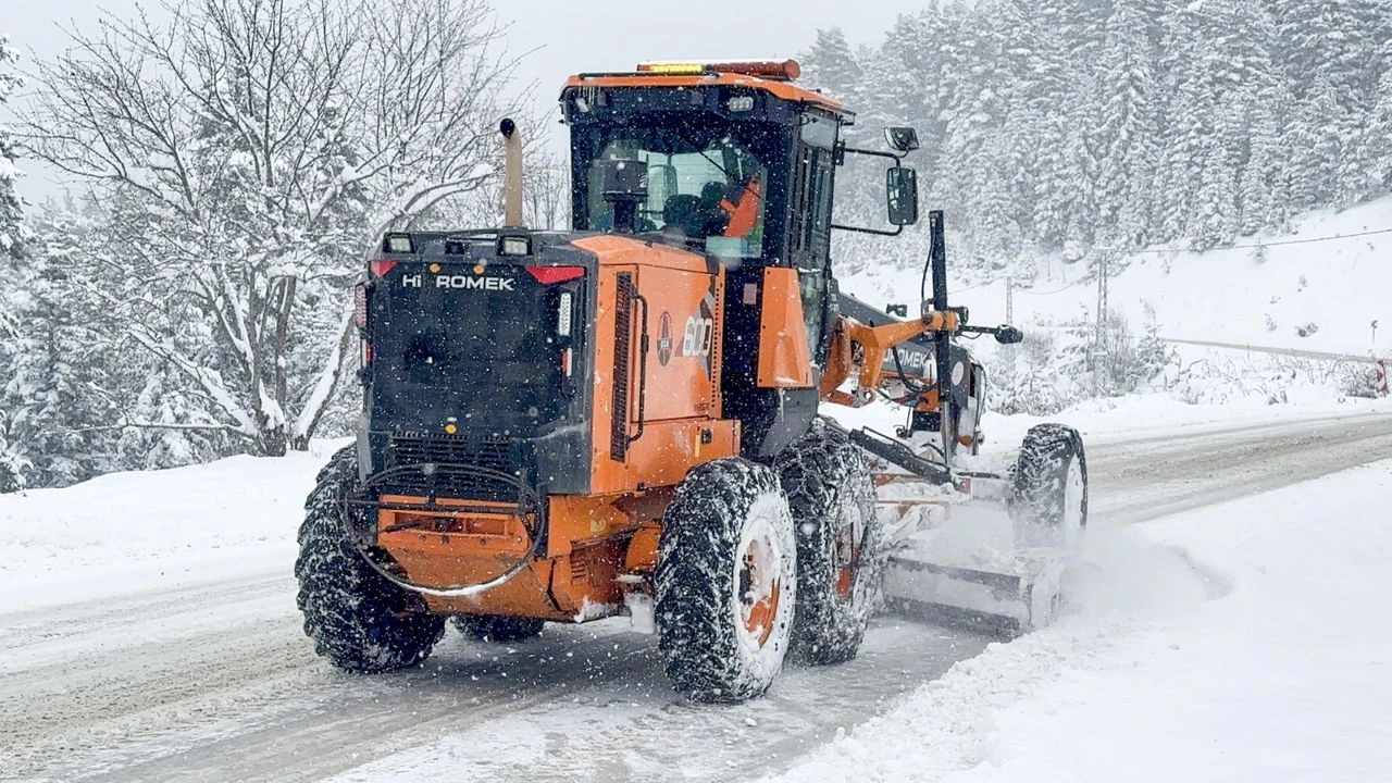 Boyabat’ta yüksek kesimlerde etkili olan kar yağışı sonrası Karayolları ve