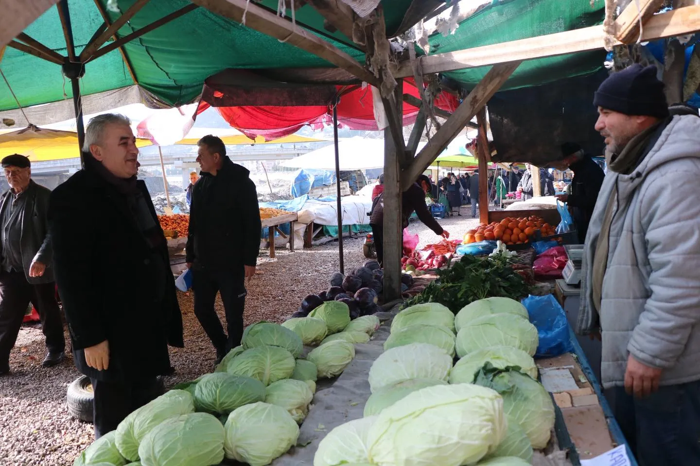 Ayancık Belediye Başkanı Hayrettin Kaya, pazar alanında esnafla bir araya