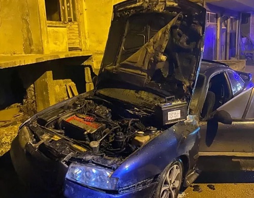 Sinop’un Ayancık ilçesinde Çayiçi Mahallesi Tümerkan Caddesi’nde park halindeki bir