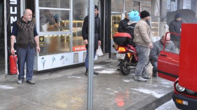 Boyabat’ta sabah saatlerinde çıkan otomobil yangını, esnafın yangın tüpüyle yaptığı