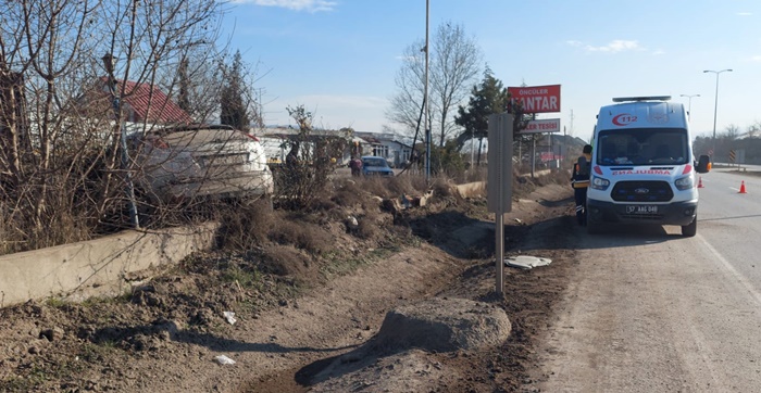 Boyabat’ta kontrolden çıkan otomobil benzin istasyonu duvarına çarptı. Hava yastıkları
