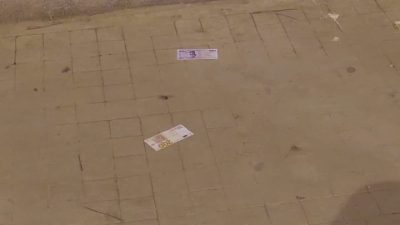 Boyabat’ta yerdeki sahte paralar, vatandaşların ilgisini çekti. Üzerinde “geçersizdir” yazısı