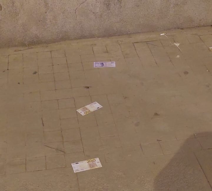 Boyabat’ta yerdeki sahte paralar, vatandaşların ilgisini çekti. Üzerinde “geçersizdir” yazısı