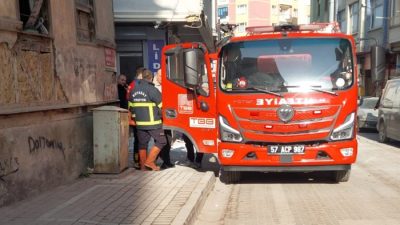 Boyabat Yusuf Kemal Bey Caddesi’nde bir apartmanın dış cephesinde elektrik