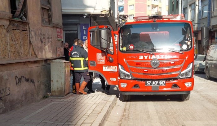 Boyabat Yusuf Kemal Bey Caddesi’nde bir apartmanın dış cephesinde elektrik