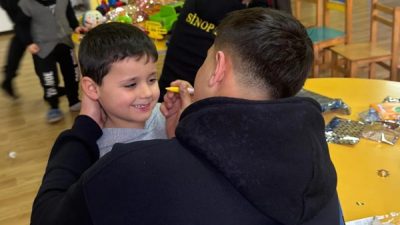 Sinop Genç Fenerbahçeliler, “Çocuk Gülerse Dünya Güler” projesi kapsamında Bektaşağa