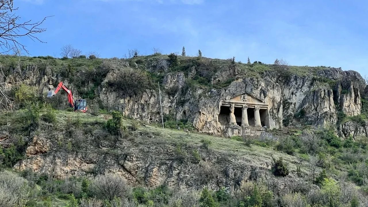 Boyabat Salar Köyü Kaya Mezarı Ziyaretçilerin İlgi Odağı Oluyor Sinop’un
