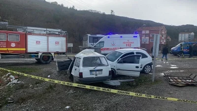 Türkeli Yalı Mahallesi’nde iki otomobilin kavşakta çarpışması sonucu 1 sürücü