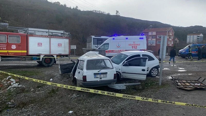 Türkeli Yalı Mahallesi’nde iki otomobilin kavşakta çarpışması sonucu 1 sürücü