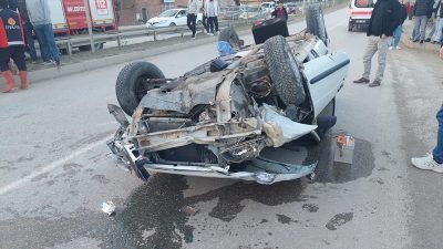 Boyabat’ta Pazar Yokuşu mevkiinde meydana gelen trafik kazasında otomobil bariyerlere