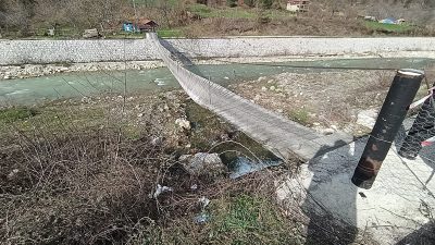 Sinop’un Erfelek ilçesinde şiddetli rüzgâr nedeniyle seyyar köprü ters döndü.