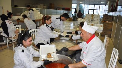 Boyabat Kültür Merkezi’nde kurulan iftar sofralarında her gün yüzlerce vatandaş