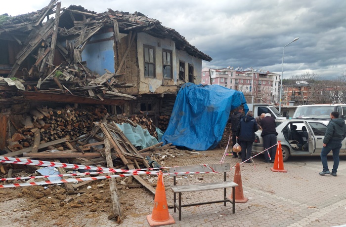 sinop boyabat coken ahsap ev otomobile zarar verdi 01 1