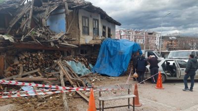 Boyabat Camikebir Mahallesi Panayır Sokak’ta 2 katlı eski ahşap ev