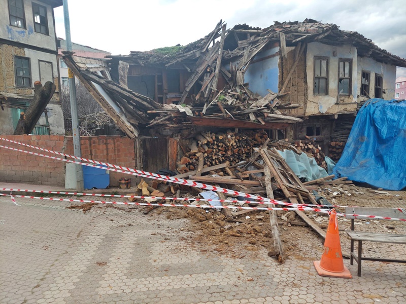 sinop boyabat coken ahsap ev otomobile zarar verdi 0111