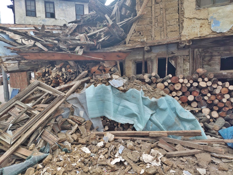 sinop boyabat coken ahsap ev otomobile zarar verdi 011122