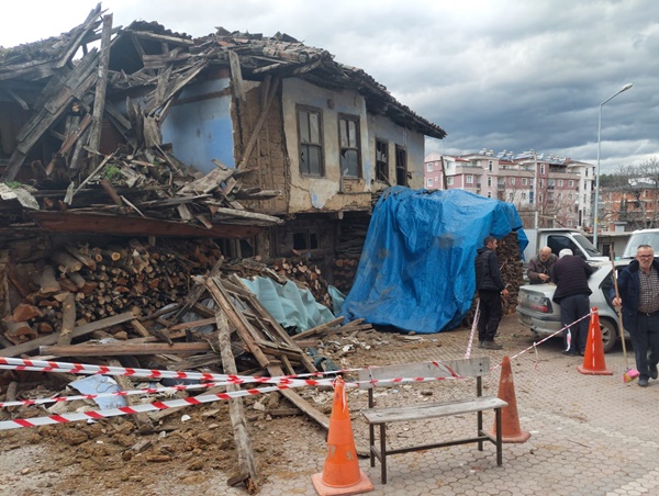 sinop boyabat coken ahsap ev otomobile zarar verdi