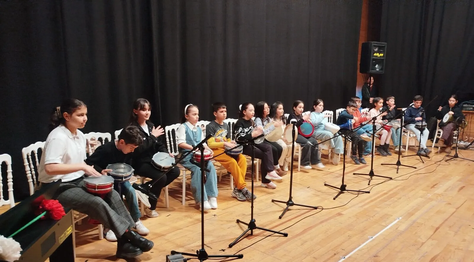 Boyabat’ta düzenlenen müzik dinletisi ve resim sergisinde 72 öğrenci sahne