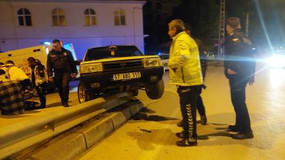 Boyabat Yeni Mahalle mevkisinde gece 23.30 saatlerinde meydana gelen trafik