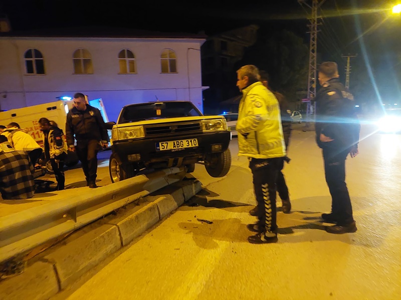 Boyabat Yeni Mahalle mevkisinde gece 23.30 saatlerinde meydana gelen trafik