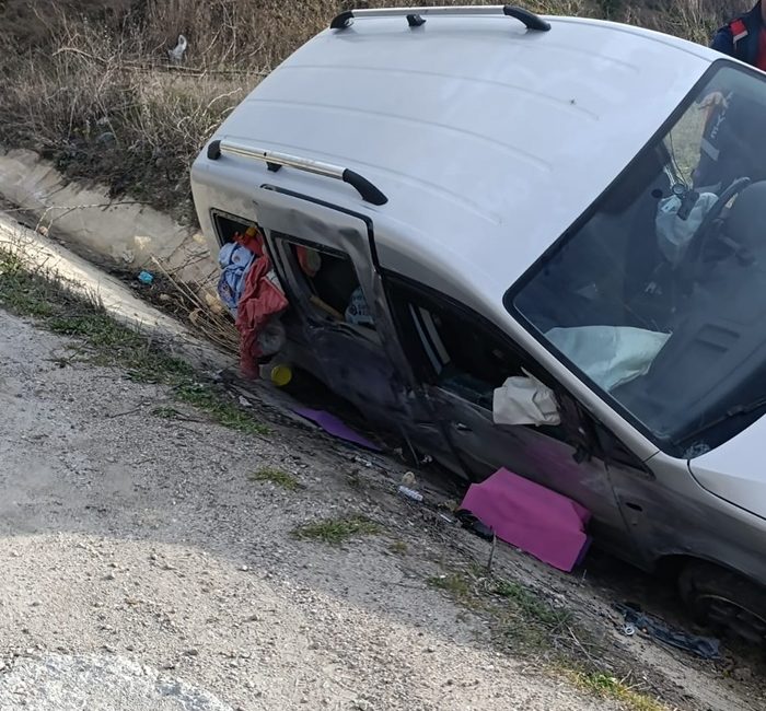 "Boyabat-Hanönü yolunda kontrolden çıkan minibüs su menfezine düştü. 3 çocuklu
