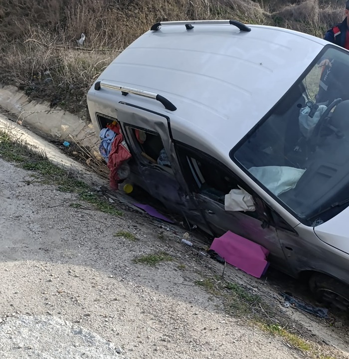 "Boyabat-Hanönü yolunda kontrolden çıkan minibüs su menfezine düştü. 3 çocuklu