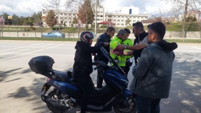 "Boyabat İlçe Emniyet Müdürlüğü, bayram tedbirleri kapsamında Adnan Menderes Bulvarı'nda