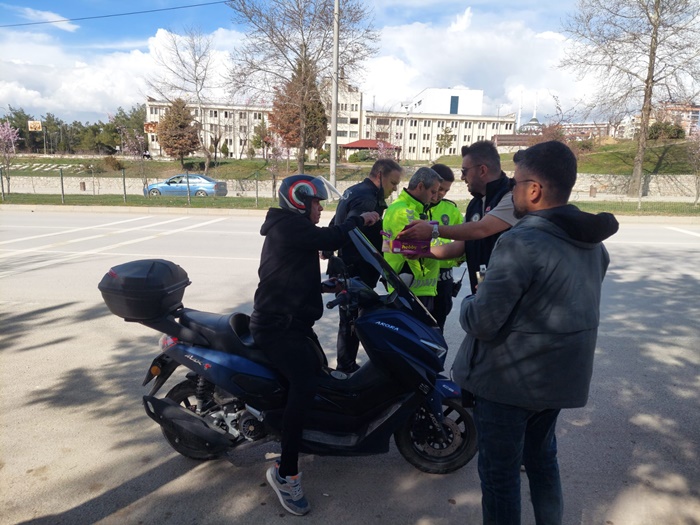 "Boyabat İlçe Emniyet Müdürlüğü, bayram tedbirleri kapsamında Adnan Menderes Bulvarı'nda