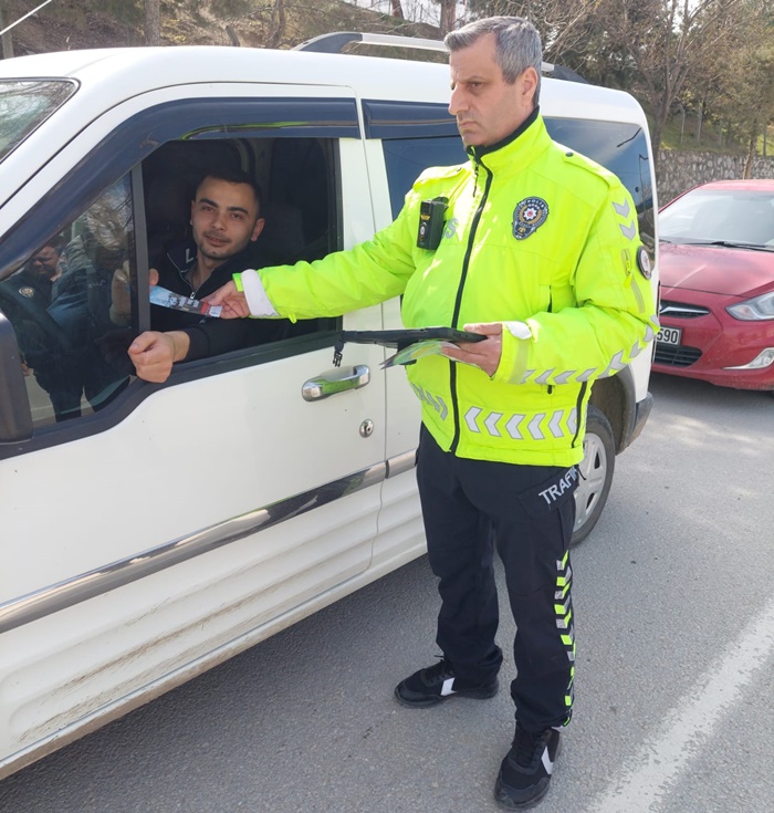 Boyabat Polisinden Bayram Sekeri Tadinda Denetim Huzur Uygulamasi4747