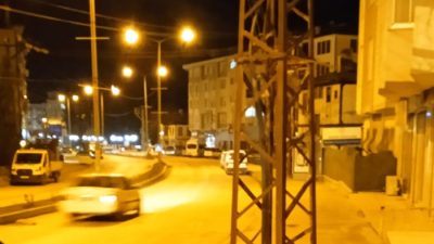 Boyabat Yeni Mahalle’de kaldırımların ortasında kalan elektrik direkleri şehir planlaması