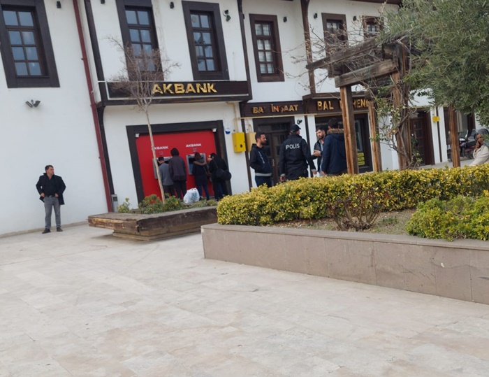 Boyabat’ta Akbank ATM’si civarında bir miktar para bulunmuştur. Parasını kaybeden