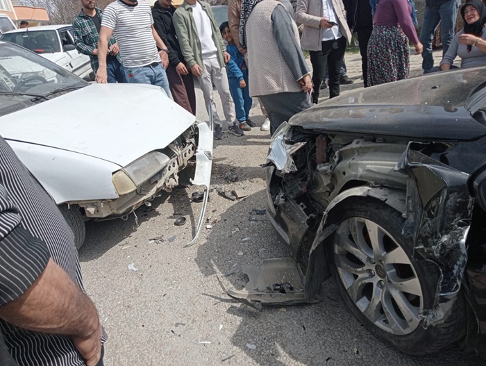 Boyabat Yeşilyurt Köyü’nde Korkutan Kaza: İki Araç Çarpıştı!