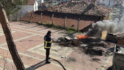 Boyabat Erenlik Mevkii'nde lastik yakılması sonucu çıkan yangın, itfaiyenin müdahalesiyle