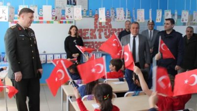 Boyabat’ta minik öğrenciler, Pençe-Kilit bölgesindeki askerlerimize “İlk Mektubum Mehmetçiğe” projesi